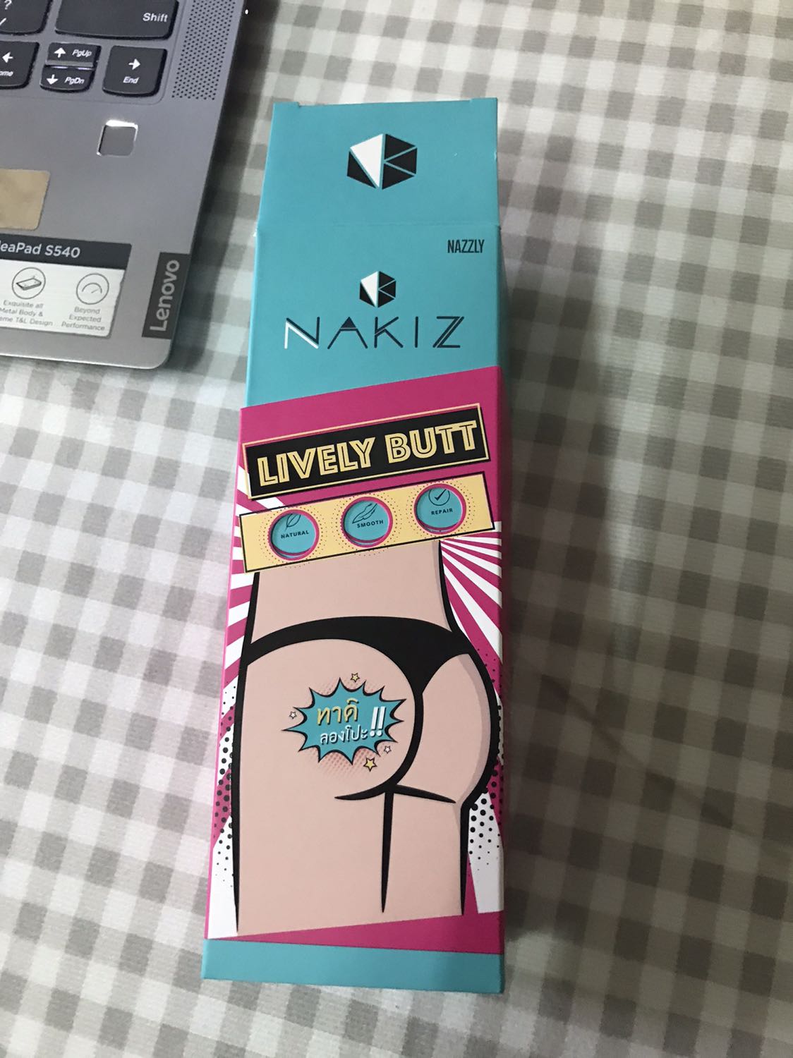 Đóng gói kỹ, giao nhanh. Chưa xài nên chưa biết tác dụng. Bôi lên da thì thấm tốt, mau khô. Hơi nóng mông sau 30 phút bôi. Hương nhẹ, mùi mỹ phẩm. Tuy nhiên, ko có tem và lớp màng dán trên nắp. Hộp có 2 ngăn nhưng 1 ngăn trống, không biết có bị sót gì không. Shop tặng quà là dây cột tóc.