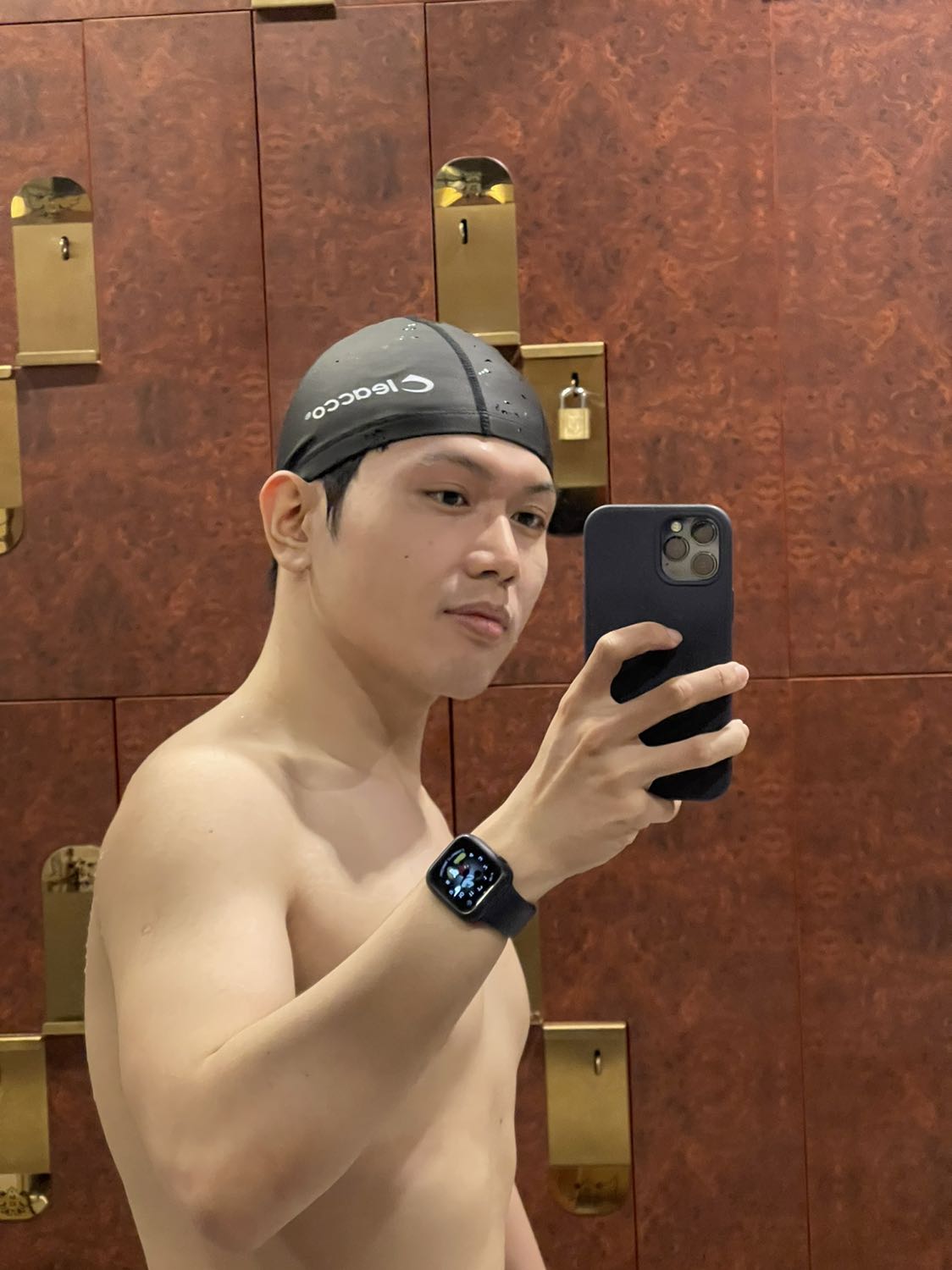 Nón thật ra vẫn thấm nước nha, nhưng bù lại những ưu điểm về ko mùi nhựa, ko nặng chặt đầu, và kiểu rất đẹp ra so với nón nhựa thì chấp nhận hết. Mang rất êm ái.

Instagram: hieu.ntt