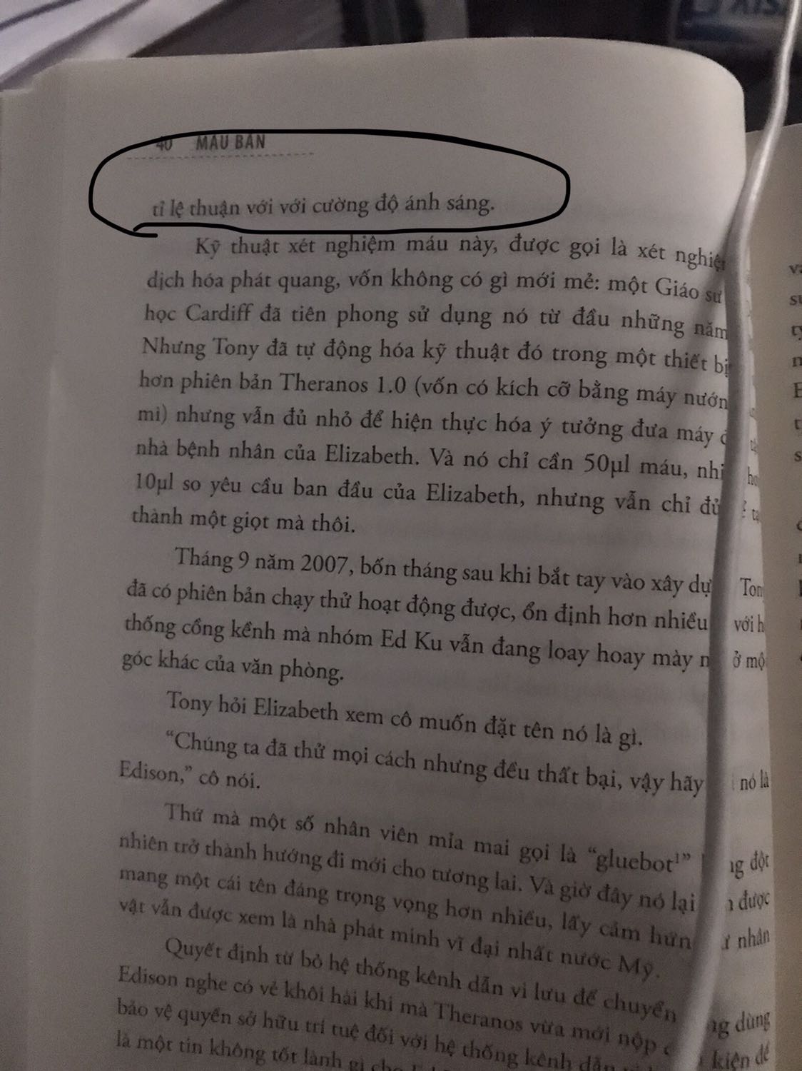 - Bìa sách mới nhận được thì cảm giác y như sách cũ, không chỉ bụi dính bề mặt không, mà mấy vết bám chặt như là để lâu ngày ở cửa sổ rồi bị bám bụi ấy ạ. Trong hình là sách khi đã dùng khen ướt lau và cầm đọc 2 tiếng ạ.
- Đế sách thì ngả vàng đậm, có mấy vết lấm lem đen nữa nhưng mình đã dùng khen ướt lau rồi.
- khoảng 40 trang đầu có lằn 1 đường dài như nếp gấp. 
- 40 trang đầu đọc khá cuốn.
- Shipper giao nhanh và thân thiện.
- Lần đầu trải nghiệm mua sách ở Tiki mà mình thất vọng hơn Sọp pi nữa huhu.
- Ở trang này mình có chụp một dòng mà có 2 chữ "với" sát nhau, không biết do mình chưa cập nhật kiến thức này hay là do in nhầm ạ, để mình tìm hiểu rồi lên chỉnh sửa sau. 
*Cảm quan không mấy hài lòng nhưng được cái giao hàng nhanh gỡ gạt!