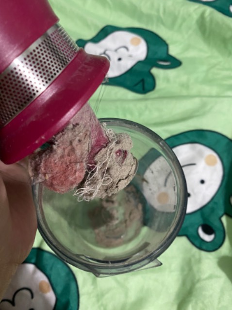 Máy đẹp, nhẹ, nhỏ gọn, thiết kế dễ đẩy phẳng. Máy hút bụi tốt, hút tóc và lông rất nhanh. Hút sạch hơn máy deerma mình từng mua mà kêu còn êm hơn nữa chớ. Tối qua đã hút với máy deerma mà sáng sớm nhận máy hút lại với máy này và kết quả. Biết vậy mua máy này từ sớm đỡ tốn tiền ***. Perfect, 1000 điểm. Xứng đáng mua.