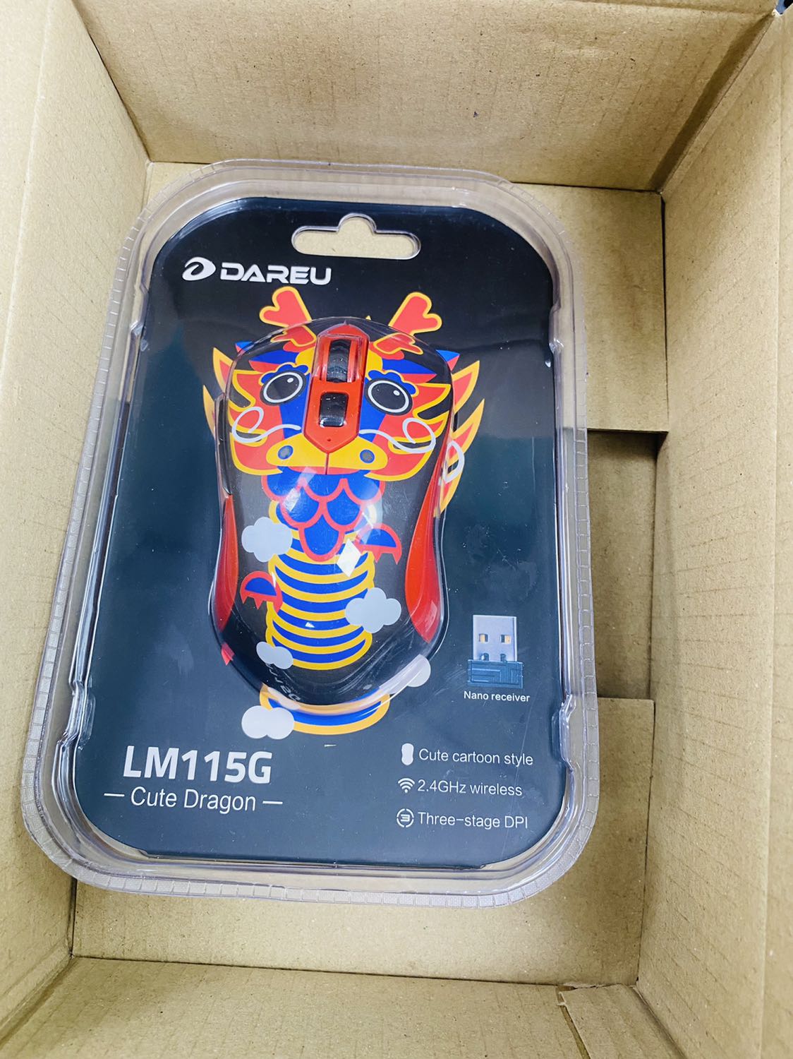 Tiki giao hàng nhanh. Màu sắc nổi bật, cầm vừa tay, còn tặng pin đi kèm. Độ bền thì phải xài lâu mới biết được.