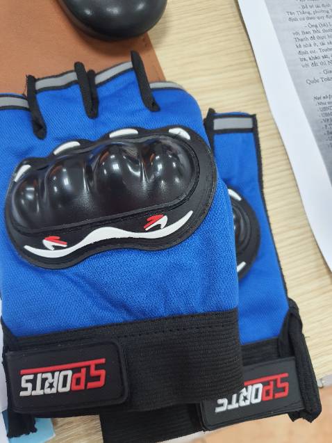 Mang khá êm và vừa vặn tay mình dù là nữ.
Kiểu dáng đẹp và gọn
Chất liệu khá ổn mọi người, sử dụng lâu dài chưa biết như thế nào nhưng nhìn chung thì mình nhận hàng rất hài lòng,  dù là sản phẩm khuyến mãi. Mang khá êm và vừa vặn tay mình dù là nữ.
Kiểu dáng đẹp và gọn
Chất liệu khá ổn mọi người, sử dụng lâu dài chưa biết như thế nào nhưng nhìn chung thì mình nhận hàng rất hài lòng,  dù là sản phẩm khuyến mãi.