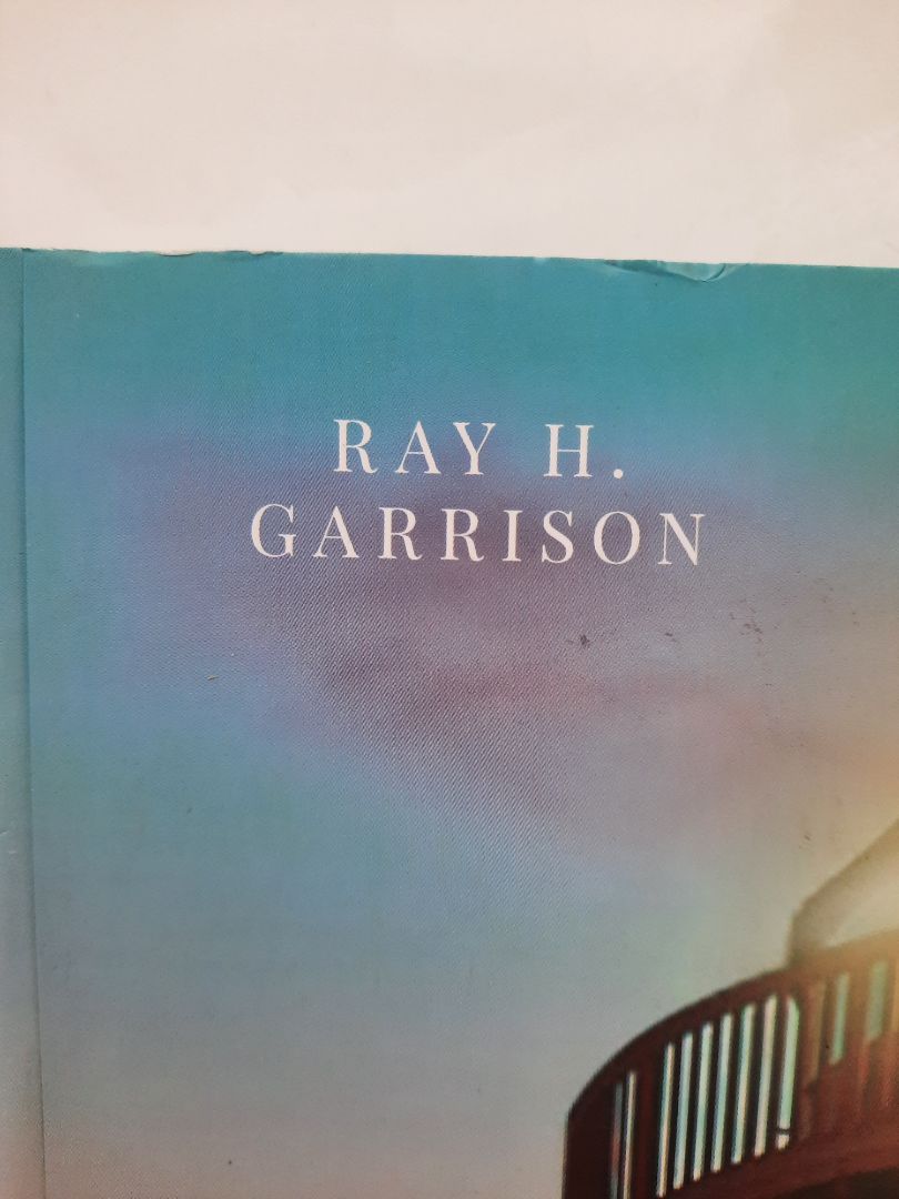 Ti Ki giao hàng nhanh nhưng bìa sách khá dơ, bụi, chỉ bọc hộp carton, hơi buồn.