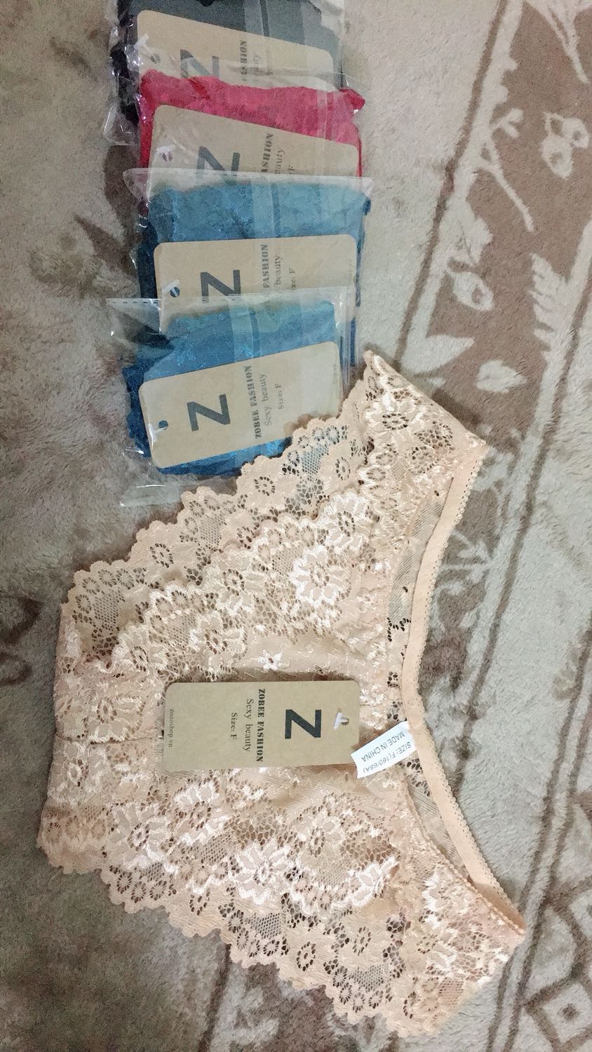 Vừa nhận hàng xong là mình nhận xét luôn cho nóng, chưa kịp mặc ạ. Mặc dù k đúng màu như ở bài viết, 2 cái xanh lận, k có trắng. Nhưng Chất vải ren khá mềm, mình nghĩ mặc ok đó. Giá cả phải chăng, gió hàng thì hầu như đều sớm hơn dự kiến 1 ngày. Tức là mình đặt đến ngày thứ 3 là nhận đc rồi. Nhưng có thêm mục chat với người bán để biết thông tin chính xác nhất thì sẽ tốt hơn. Màu ở ngoài đậm hơn ảnh nha!