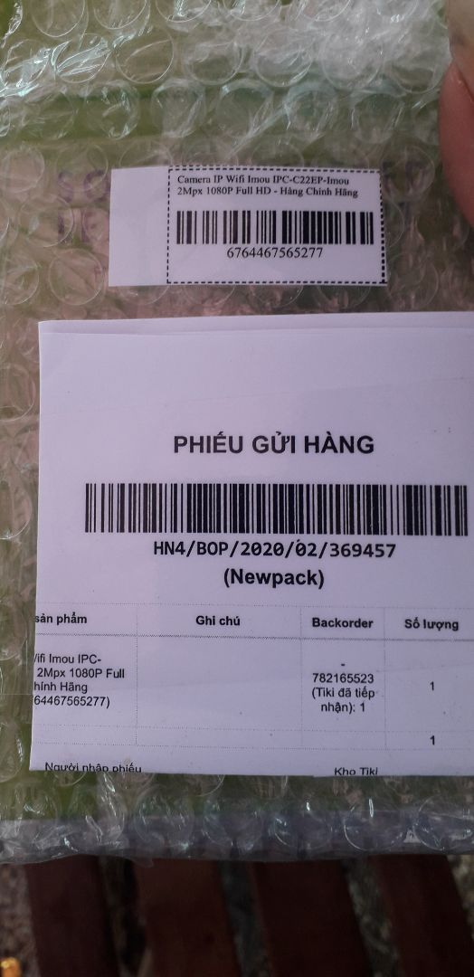 mua 3 con cam mà gửi 3 cái đèn gì ko rõ. cứ tưởng nhầm 1 con ai ngờ cả 3 hộp đều như thế. đề nghị ti ki xem xét rõ việc này. rất may là tôi có quay lại video mở hộp. đây là *** người mua trắng trợn