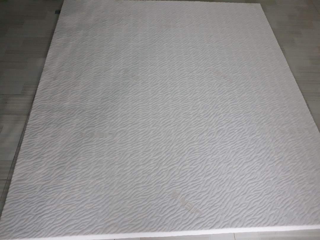 Chất lượng hàng cao su thật chứ ko phải mút xốp. Nệm mới hơi có mùi cao su nhưng không quá nồng, vẫn ổn. Giao hàng đúng hẹn. Nệm được đóng gói kỹ nên lúc nhận vẫn mới tinh sạch sẽ, không trầy xước.