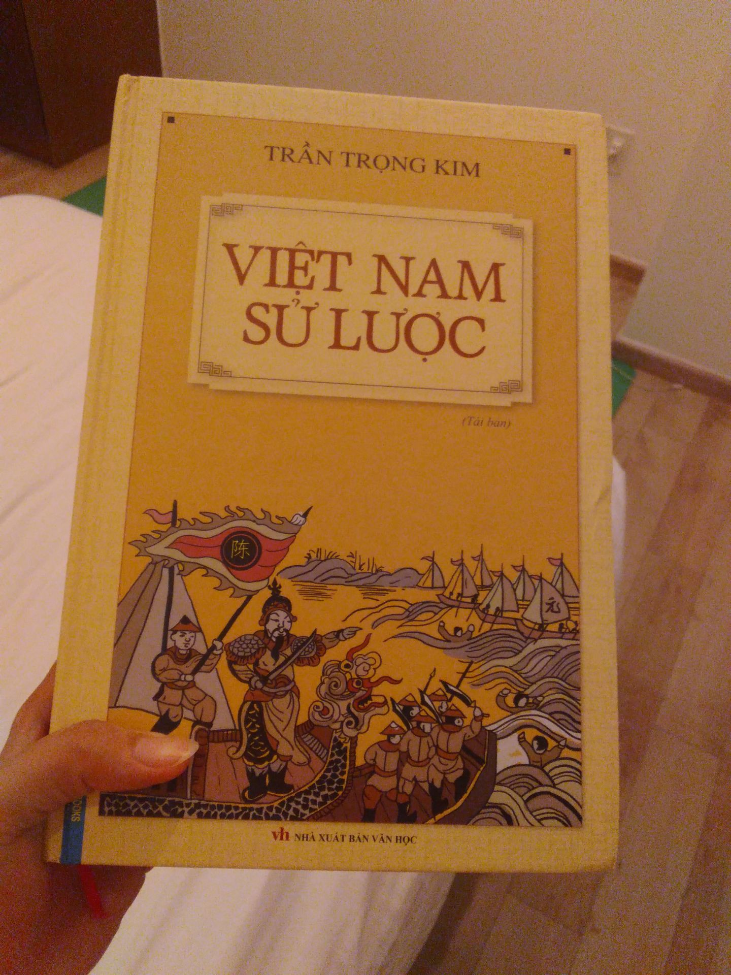 Sách đọc rất thú vị. Nó giúp mình hình dung ra bức tranh toàn cảnh lịch sử Việt Nam, điều mà mình không thể nhét đc vào đầu khi còn đi học 😆
