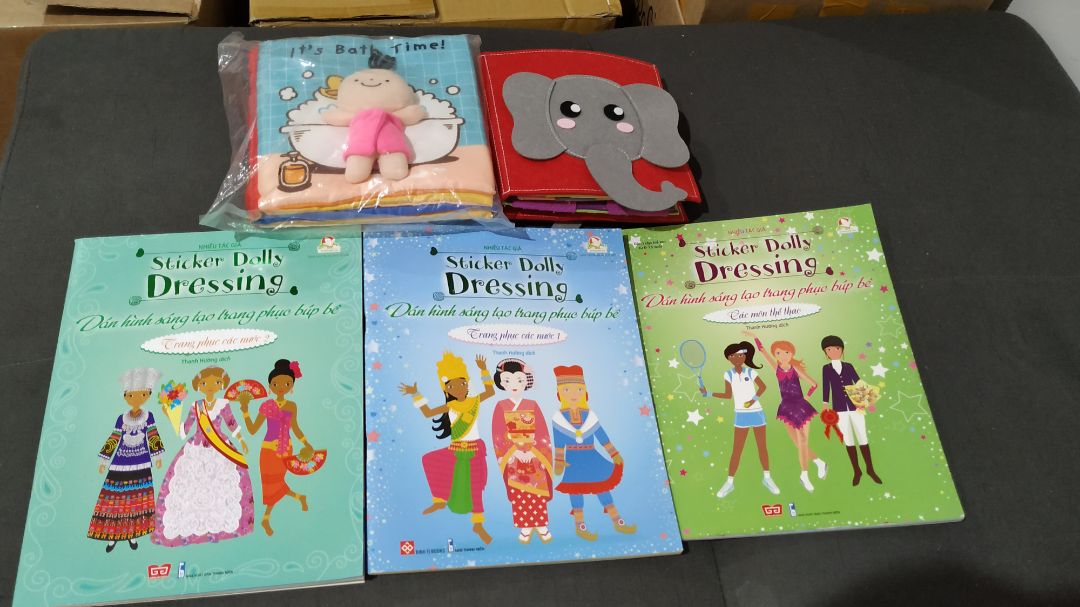 Con mình còn nhỏ chưa chơi được cuốn sách này nên thành ra mua về lâu lâu rảnh rảnh thì mẹ dán chơi. Nội dung không nhiều nhưng chủ yếu là hình ảnh đẹp, giải trí. Miếng dán hơi khó bóc và sách giao hơi cũ.