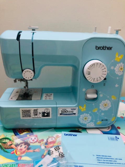 Máy hơi ồn xíu xíu. Không thấy hỗ trợ vắt sổ. Mình đạp được vải vừa. Vải voan hay dày quá không đạp được hoặc bị đứt chỉ