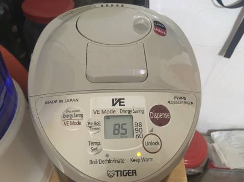 Từ hôm mua đến giờ đã sử dụng được 4 ngày và kết quả rất thích. Bình thủy rất đẹp, tính năng hiện đại. Mua về đun nước đầu bỏ đi, lau sạch là có thể dùng được ngay. Nước nóng cả ngày :)
Tiki giao hàng rất nhanh, hôm trước hôm sau là nhận được rồi