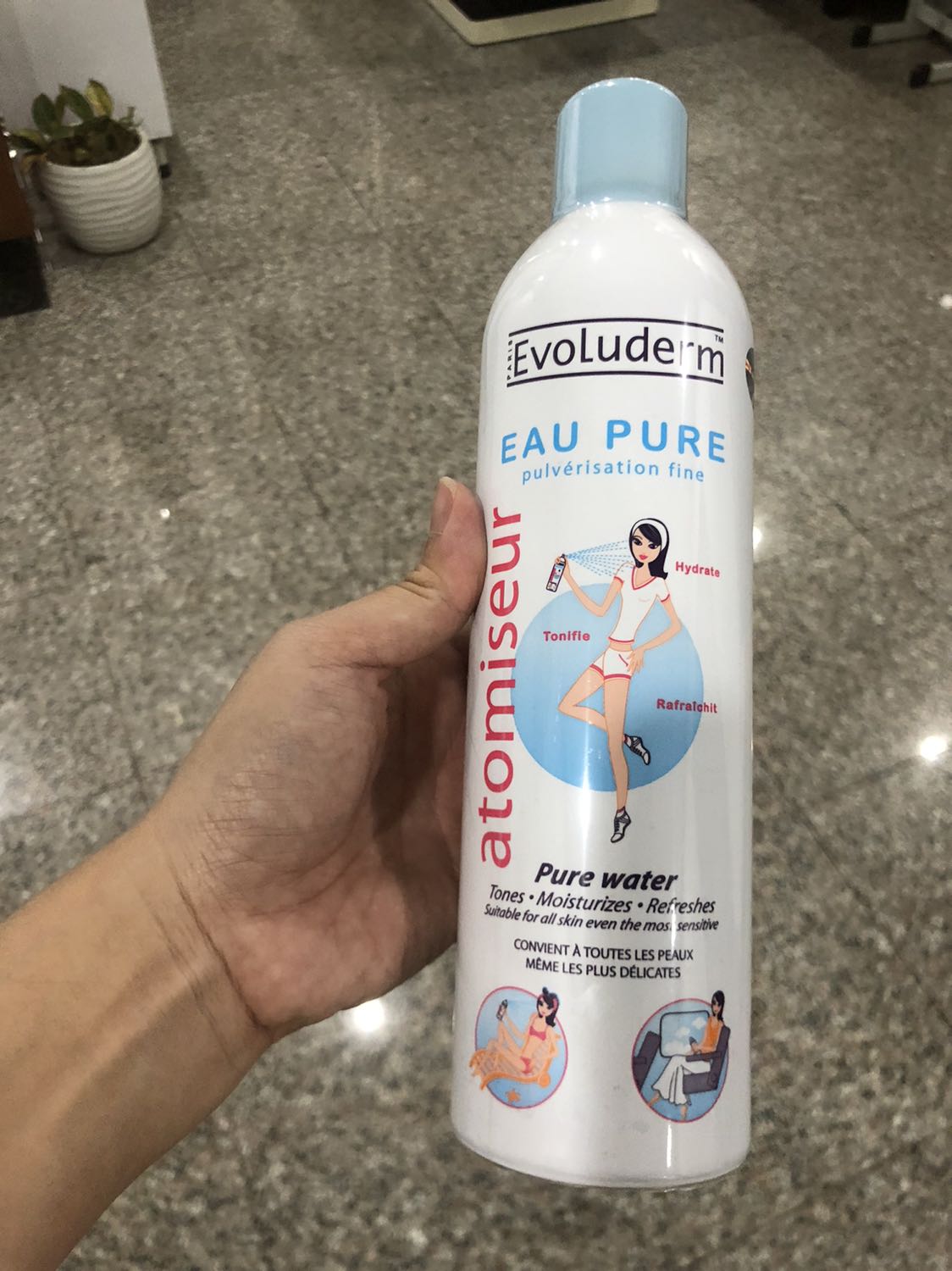 Shop đóng gói hàng kỹ. Date còn xa. Sản phẩm này xịt dưỡng ẩm tốt lắm nhé. Xài vào mùa đông là phải biết