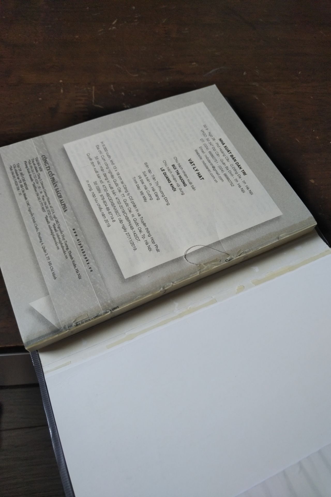 Cuốn sách rách bươm như vầy mà cũng lấy giao cho khách được ?