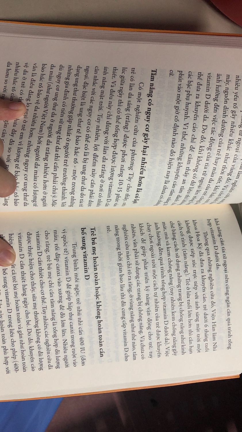 Để con được ốm, cuốn sách này khá nổi tiếng nên t đã tìm mua để đọc, trong sách có 3 phần chăm sóc trẻ, dinh dưỡng và những bệnh thường găp ở trẻ, nên đọc để hiểu về bệnh ko quá lo lắng dùng thuốc lung tung.
