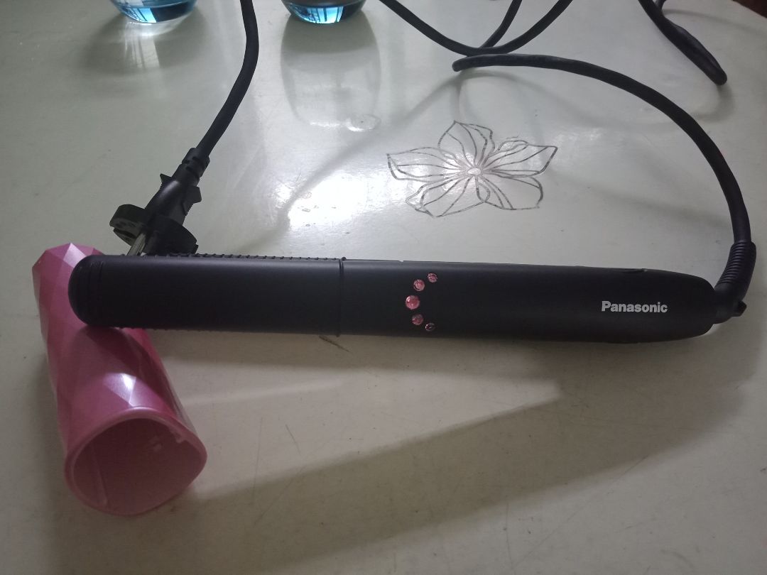 giao ko đúng mẫu sp đăng bán. hình đầu là mẫu m muốn mua. hình 2 là mẫu m nhận. mẫu m nhận cũng tìm trên tiki thì giá thấp hơn. dự định cho 1 ? nhưng sp nhận đc dùng cũng ok nên đánh giá 3 ? cho sp. còn nhà bán hàng và dịch vụ tiki kiểm hàng thì chỉ đánh giá 1 ? thôi.