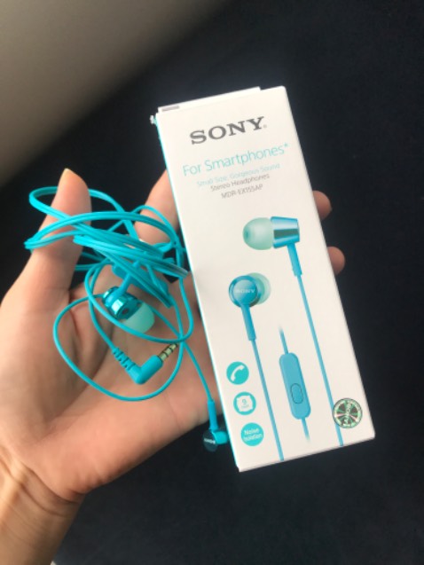 Tại nghe Sony, để hình và ghi chú màu xanh dương, nhưng là màu xanh nhạt. Mình lỡ unbox rồi nên dùng tạm, chứ không hài lòng.