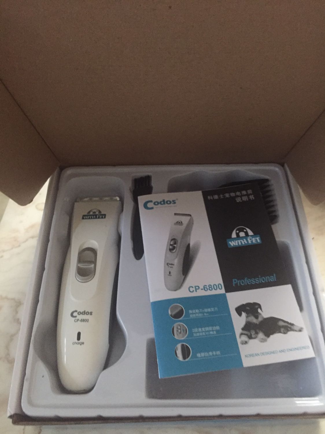 Dùng ổn, sạc 1 lần mình cạo sạch lông 1 chú Samoyed 30kg. Lưỡi đi ngọt, sắc. Trong hộp có nhiều cữ đi kèm. Mới dùng 2 lần nên chưa biết độ bền nhưng khá là chắc chắn