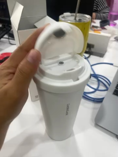 Tiki giao hàng siêu nhanh. Tối khuya đặt hàng, chiều hôm sau đã nhận được. 
Đúng mẫu, đúng màu. 
Tuy nhiên phần nắm gài ko đc chắc chắn, phải ấn mạnh tay mới vào và rất nhạy, đụng nhẹ nút thôi là bung nắp bật ra rồi. 
Không biết các bình khác có bị trải nghiệm tương tự ko?
Mình đã mua 1 bình thế này từ Katinat nhưng rất chắc chắn và êm tay.