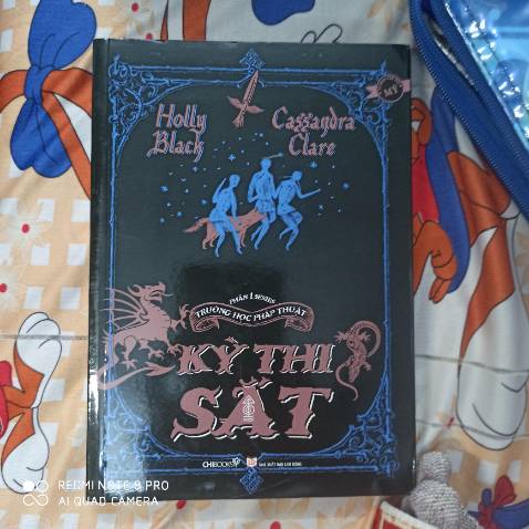 Mở đầu vẫn chưa lôi cuốn lắm nhưng càng về sau câu chuyện càng lôi cuốn với một thế giới đầy thú vị. Những tưởng thế giới pháp thuật chỉ có trong tưởng tượng của những đứa trẻ đầy mơ mộng nhưng *** đã biết đến nó từ sớm qua những kể của ba mình rằng đó là một nơi đầy nguy hiểm. Và có lẽ không ai có thể ngăn được số phận, dù sớm hay muộn bạn cũng phải trở về nơi thực sự thuộc về mình. *** dần khám phá ra những bí ẩn đằng sau thân phận của mình, sự ngăn cấm của ba. Cậu cũng dần có những người bạn của riêng mình, một aeron đúng chuẩn con nhà người ta, là makar sẽ giải cứu thế giới. Một tamara nhà giàu, học giỏi hiểu nhiều. Nhưng *** dần hoang mang liệu những người mà cậu yêu quý sẽ như thế nào nếu biết cậu là kẻ thù của thần chết, trước những băng khoăn đó, *** đã hoàn thành năm nhất và chuẩn bị về nhà vào kì nghỉ hè, cậu phải đối mặt với ba mình ra sao? Những gì trong quá khứ liệu có khiến cậu thực sự thành kể ác một lần nữa. Mình nghĩ các pháp sư sẽ làm gì nếu như không có một kẻ phản diện để họ có động lực đấu tranh và phát triển nhỉ. Mà có lẽ ai lại muốn mình trở thành kẻ ác cơ chứ. Phần chữ có vài chỗ mình nghĩ là in sai, vài chỗ in dính nhau