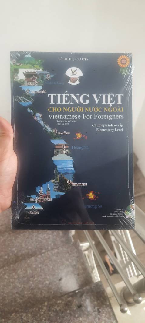 Cuốn sách rất hay, bổ ích có nhiều hình ảnh minh họa sống động. Đọc xong cuốn sách này đã cho mình học tiếng việt thông qua các từ vựng, ngữ pháp phong phú về tiếng việt.
