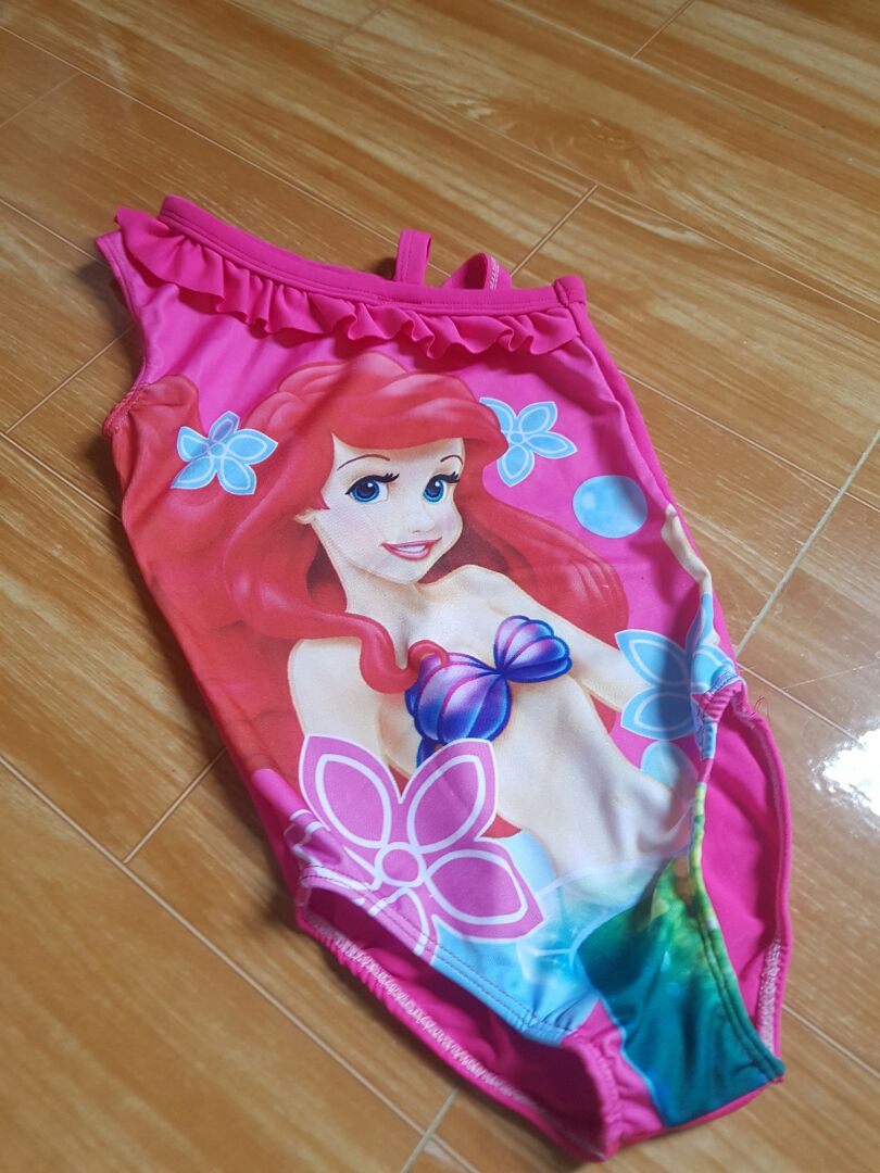 đồ bơi bé mặc dễ thương lắm. bơi lội cũng thoải mái nữa nha