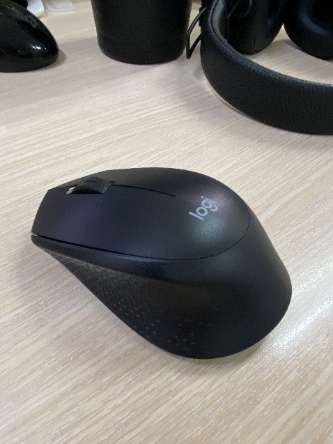 Ủa sao ko có đèn trên chuột nhỉ?? Ko giống với hình và mẫu mô tả. Giống với M330 hơn??!
Hàng giao nguyên seal, chuột đẹp, Màu đen đẹp, click êm.