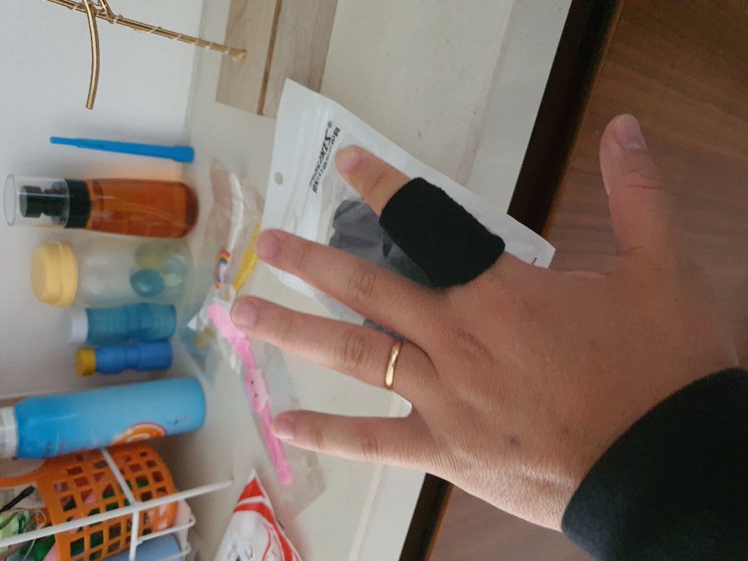 đeo ok. ngón tay ko bị quá căng. nhưng chỉ đeo 1-2 ngón chứ đeo cả 5 ngón thì ko còn cảm giác dằn bóng