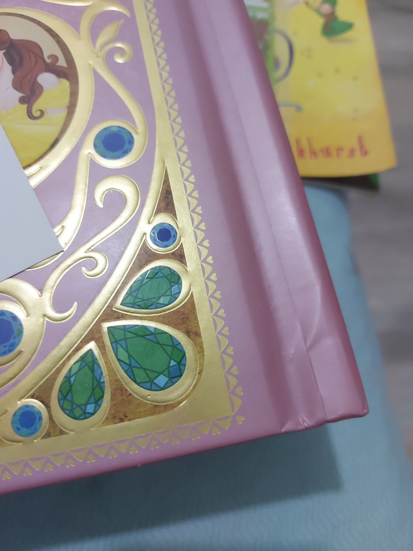 sách dựng hình đẹp lắm
có vẻ bảo quản trong kho tốt nhưng khâu đóng gói gửi đi thì kém
mấy cuốn bìa cứng này đề nghị tiki bọc chống sốc chứ sách mắc mà móp như vậy nhìn xót lắm