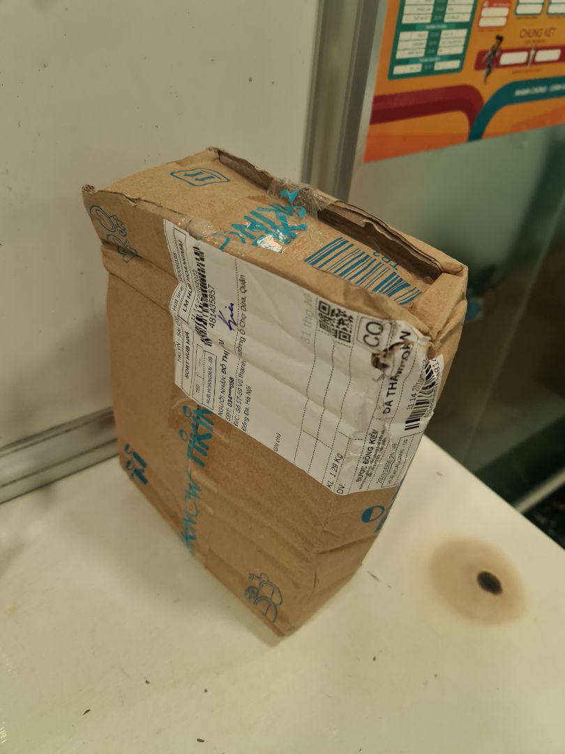 tiki đóng gói ko đảm báo chút nào.  Trước đây có những nhận hàng hộp có méo mó chút mình nghĩ cũng không quá quan trọng lắm, bỏ qua. Nhưng đơn hàng này, ngay từ bọc đơn đã sơ sài, nên khi vận chuyển càng dễ méo mó, không đảm bảo chút nao.