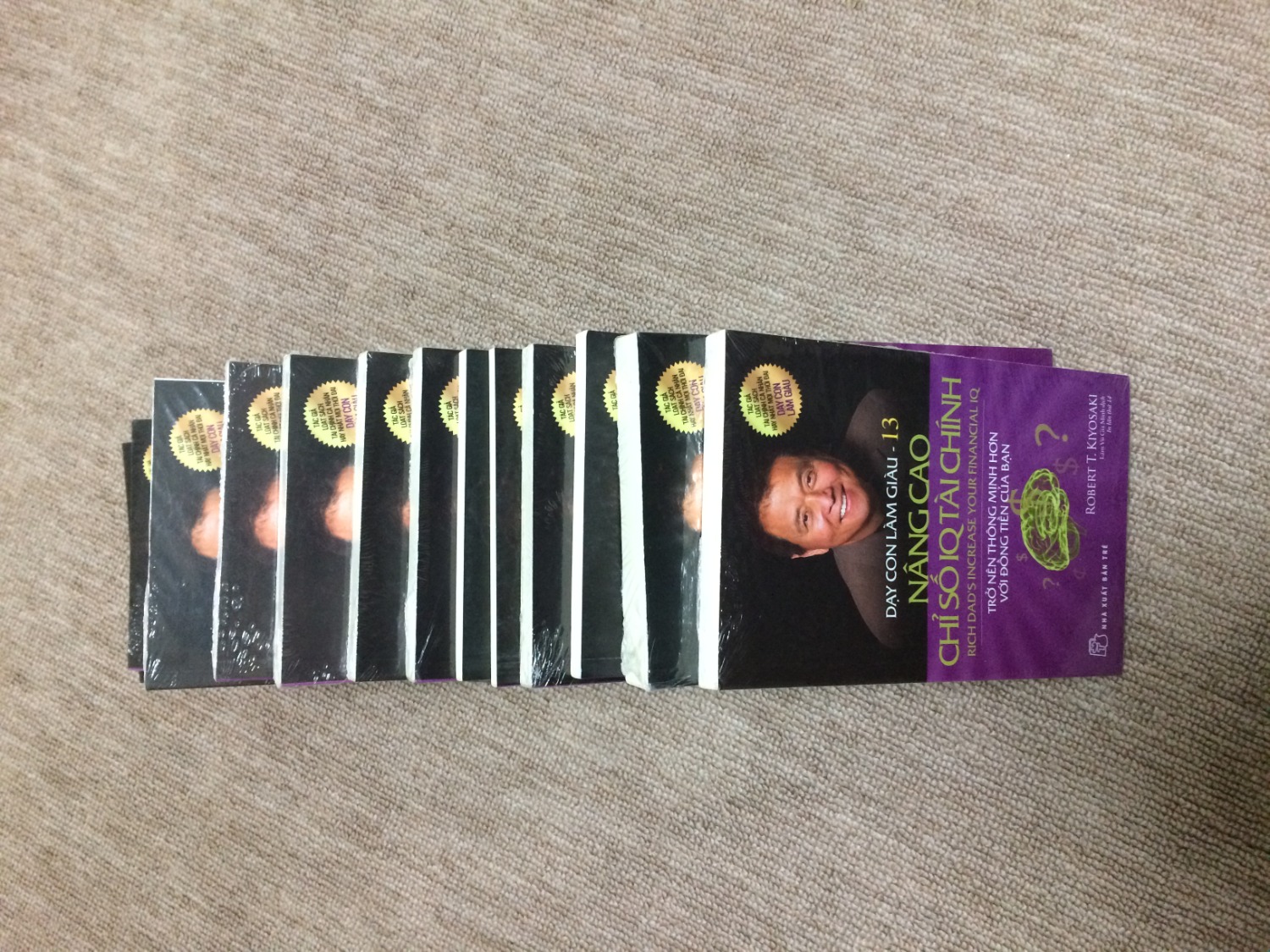 tổng thể thì rất tốt. sách cầm rất nặng tay mình rất thích điểm này. tuy nhiên có 2 quyển chắc lô khác đóng nên cầm nhẹ hơn. đóng gói rất cẩn thận mỗi quyển đều được bọc nilon. mình rất hài lòng.