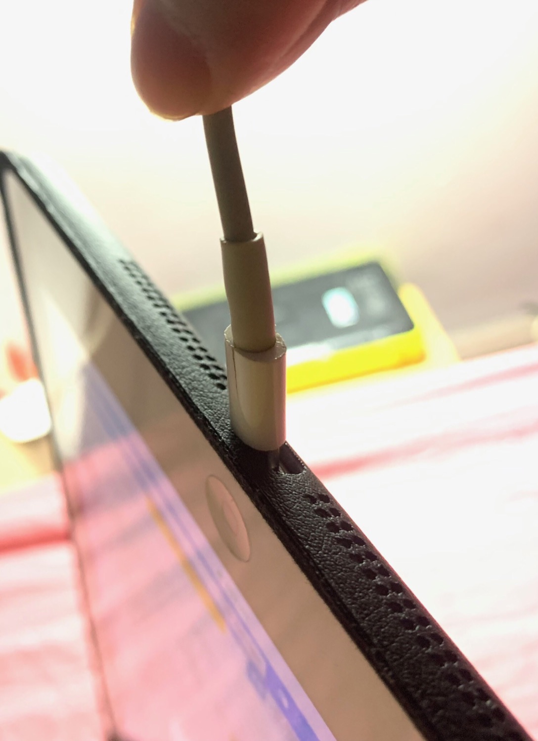 Sản phẩm khi gắn vào ipad rất khớp, màn hình tự tắt khi đóng nắp case. Ban đầu mình rất hài lòng cho đến khi cắm sạc ipad thì phát hiện ra cái lỗ của case để cắm vào quá nhỏ, ko thể cắm sạc pin được trừ khi gỡ case ra. Mình muốn trả lại sản phẩm. Mong Tiki trợ giúp.