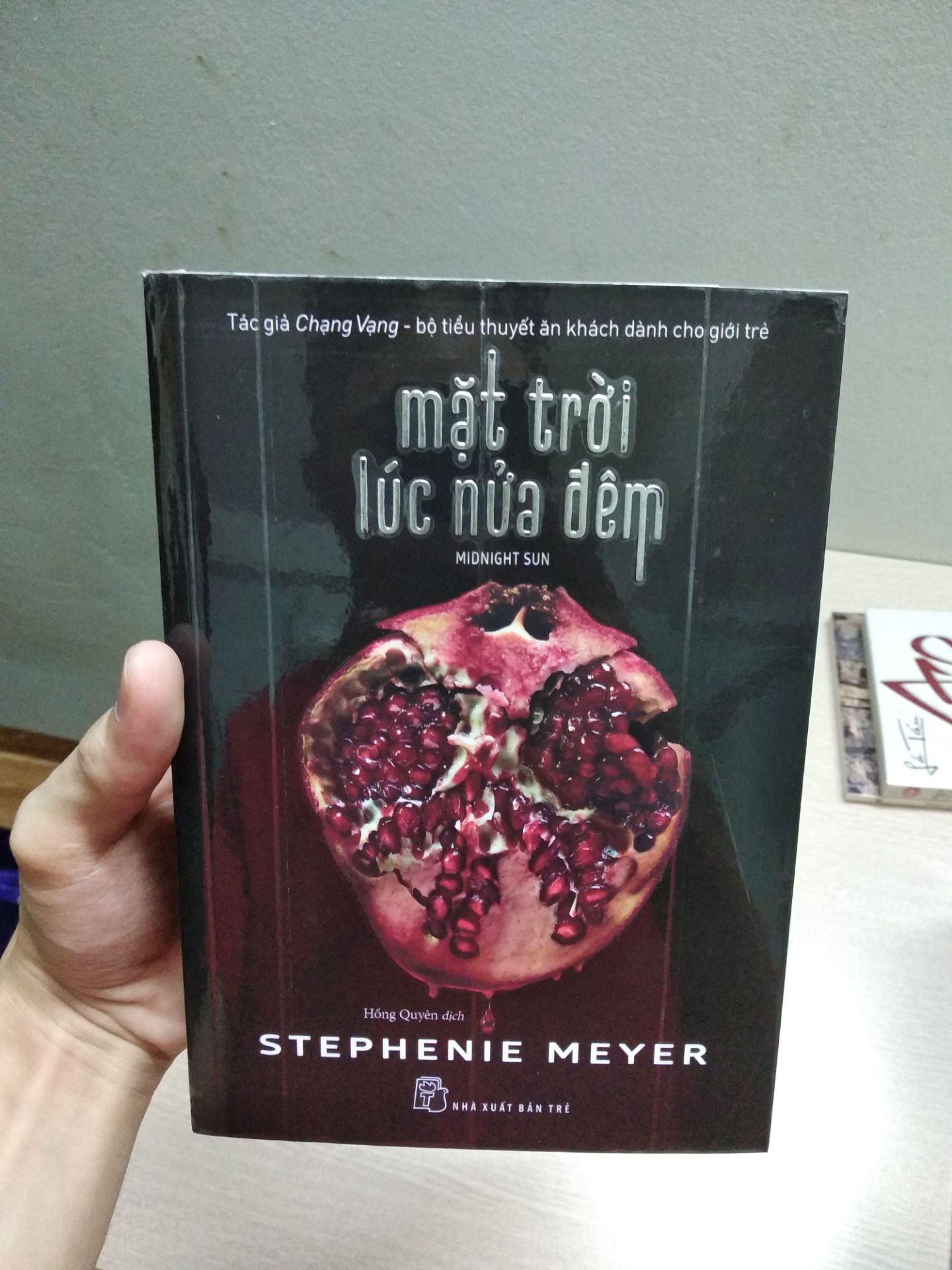 giấy tốt, thơm, các bạn đã xem phim thì cũng nên đọc truyện để thấy cái nhìn rộng hơn về các nhân vật, về câu chuyện. vận chuyển tốt nhưng có vẻ sách bảo quản ko tốt nên mặt sách bị xước xước, cx ko phải lỗi lớn lắm, mình cho qua được