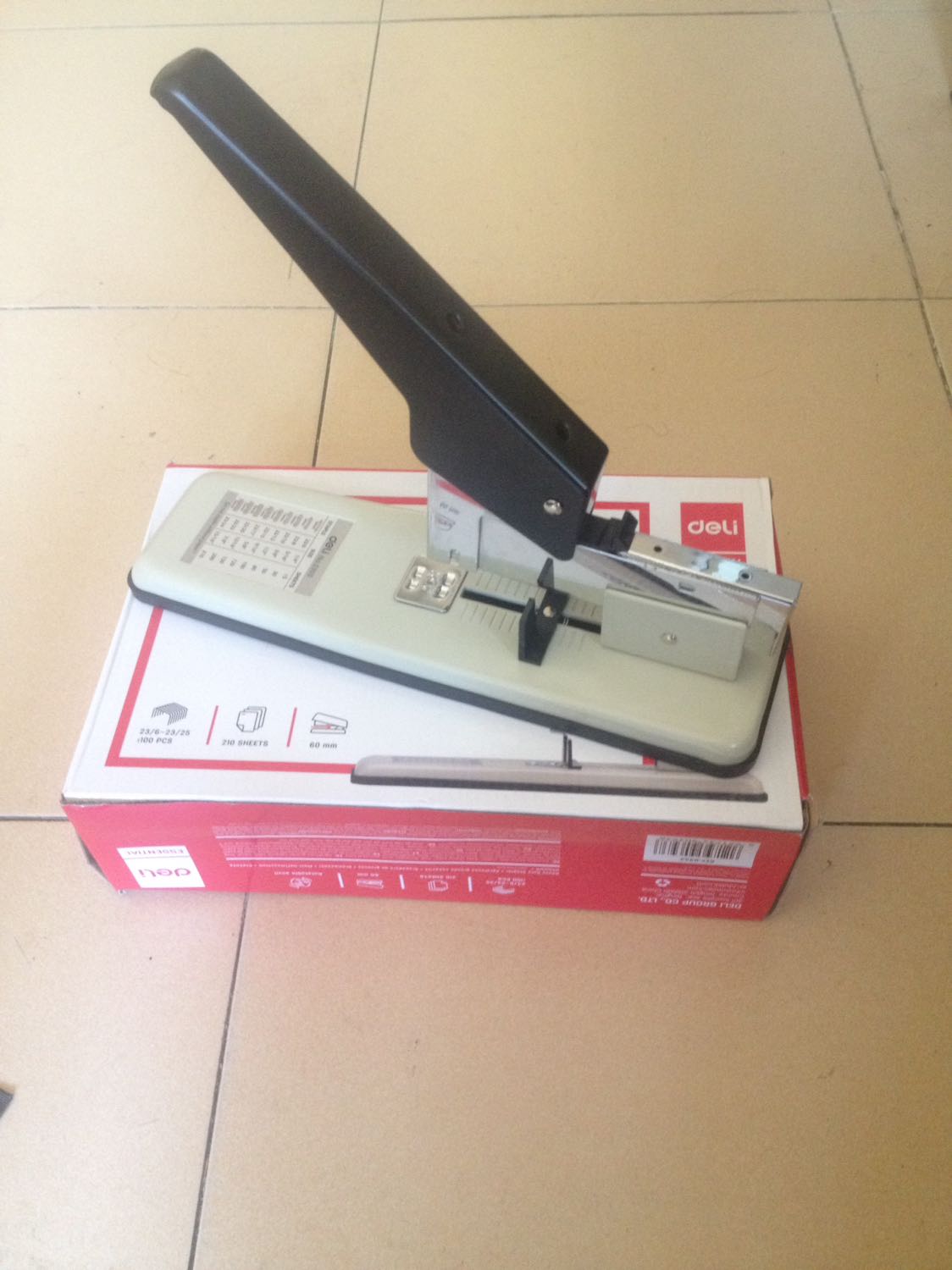 Mình đặt mua cả bấm kim và 2 hộp kim 23 dùng cho máy. Tiki bao gói rất tốt, có dán nhãn Hàng dễ vỡ. Góp ý: 2 hộp kim đựng vào trong hộp T2A rất lãng phí, chỉ cần bọc nilon xốp cũng được. Chất lượng sản phẩm tốt.