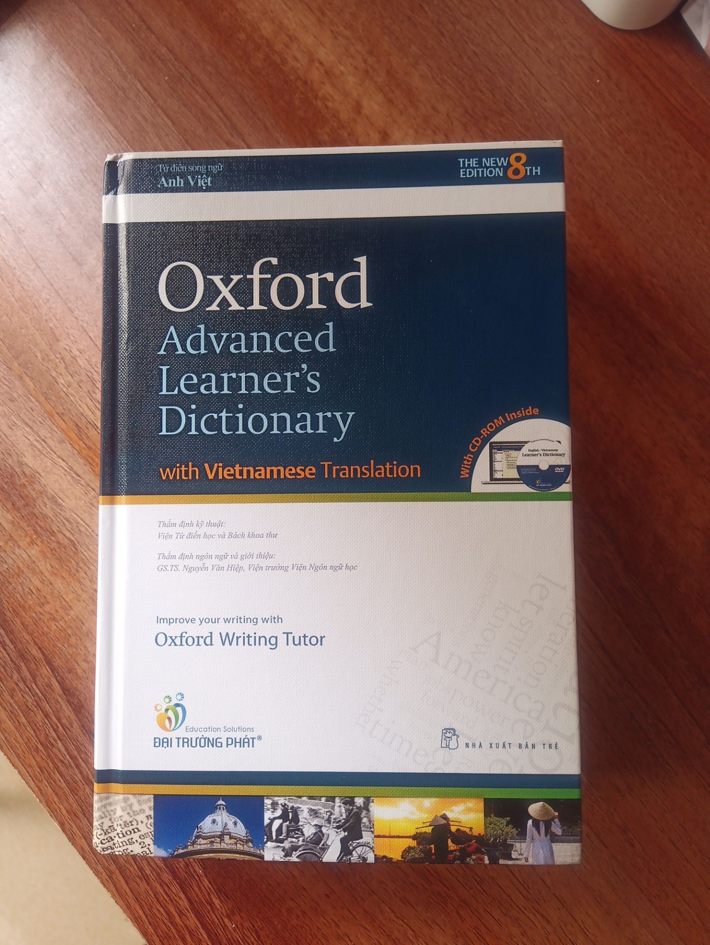 Sách bị sờn và nhăn bên trên, cảm giác giống bị gặm hay đè cong á. Sách còn bám bụi nữa. Mình mất tiền mua sách, cuốn này cũng hơn 600k mà không nỡ lau cho mình. Giao hàng nhanh. Đọc thấy nhiều người review tệ rồi nhưng vẫn mua vì thích quyển này. Mà đúng như review luôn.