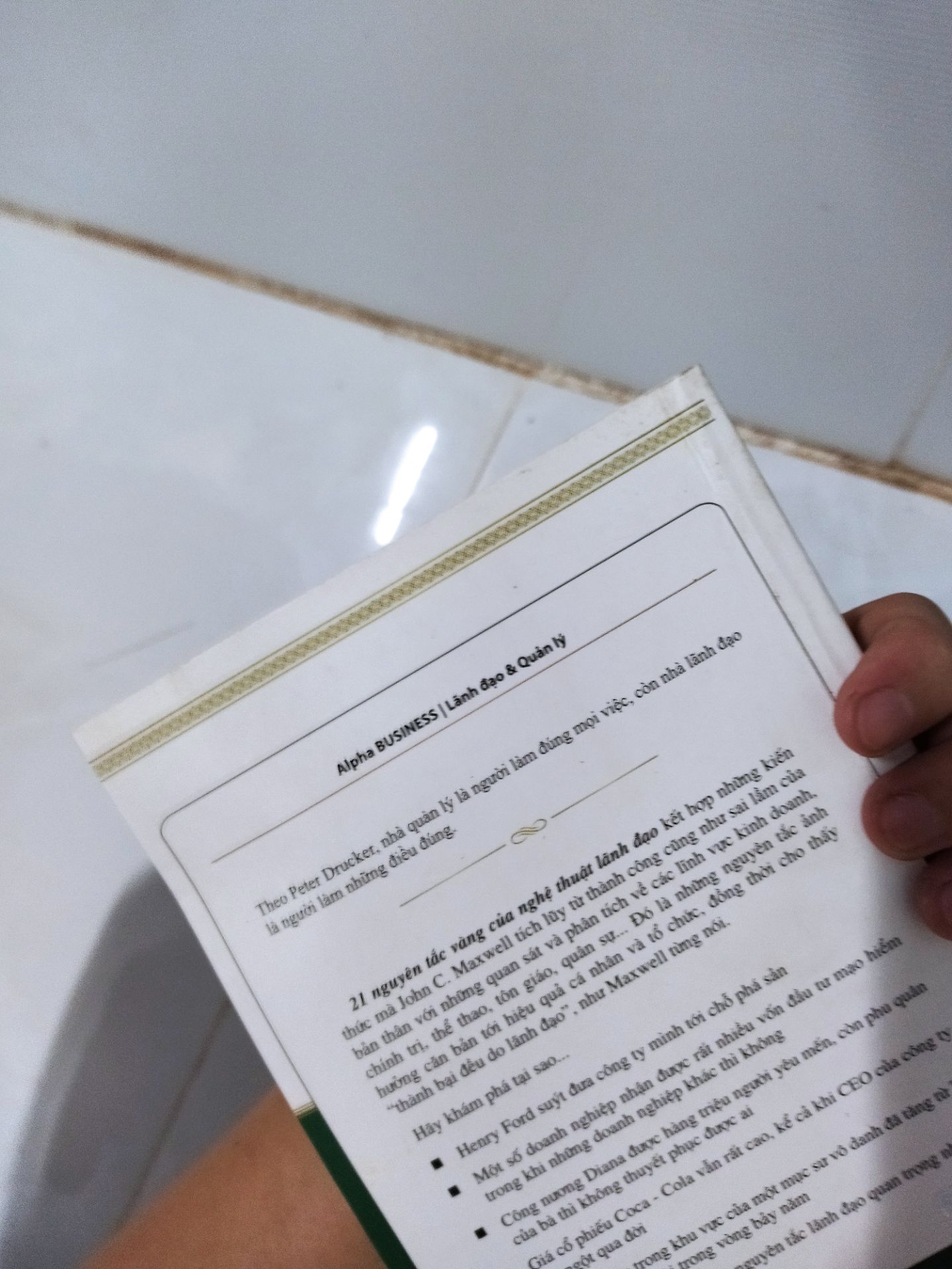 Sách không có vỏ bọc.  Tương đối cũ. Cũ hơn cả sách mình sử dụng cả năm.