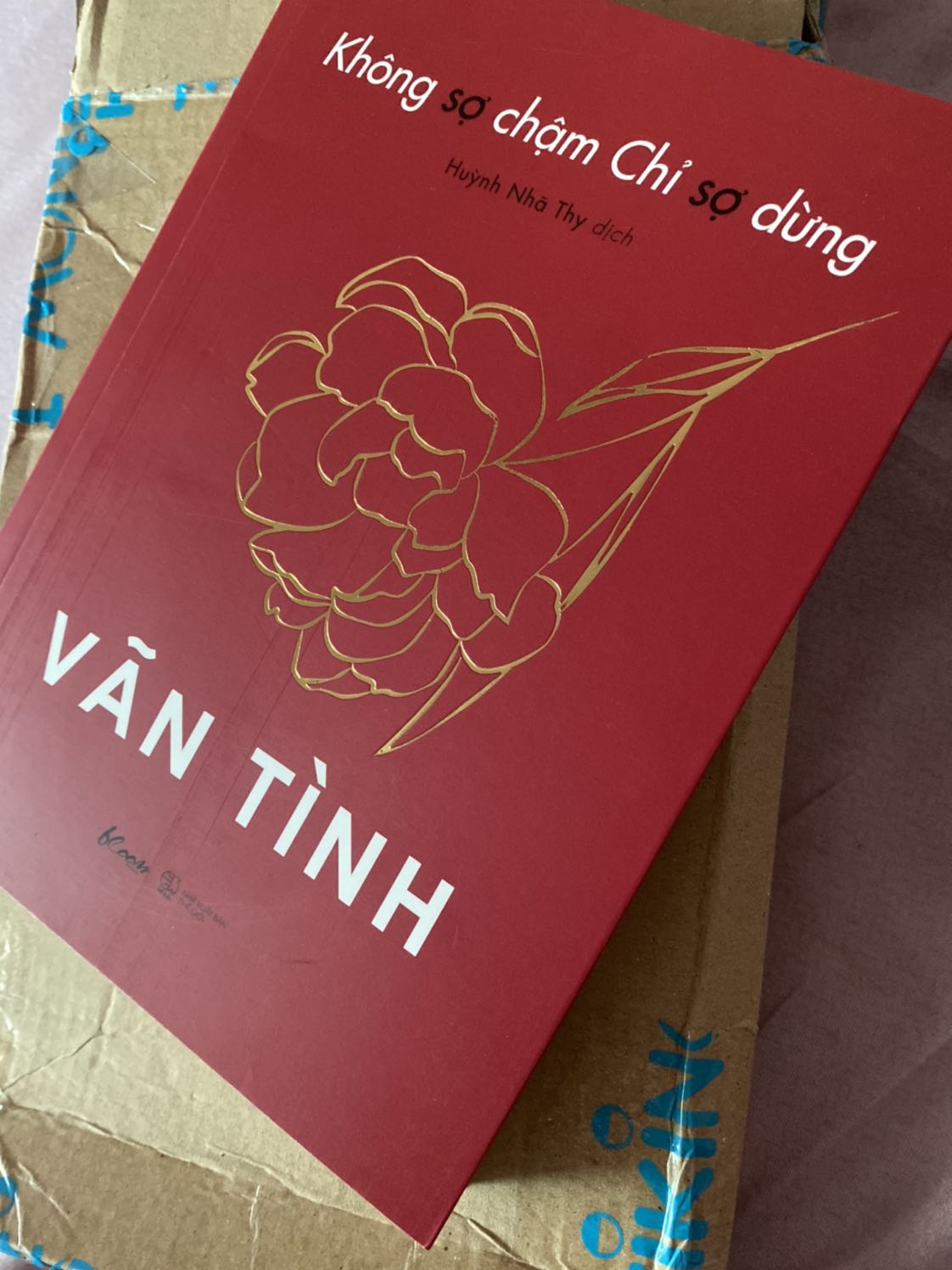 Tiki giao hàng nhanh chóng, nhân viên nhiệt tình
Tiki thì đóng gói cẩn thận trước giờ rồi, có bọc kính nữa nhé
Còn sách của Vãn Tình vẫn là best với mình vì cực thích giọng văn của chị ấy, thực tế nhưng vẫn có chiều sâu như vậy, không chỉ là lí thuyết suông mà nói về cuộc sống và chính những trải nghiệm chị ấy đi qua để rồi share lại với chúng ta
Hóng từng cuốn sách self-help của chị, à còn Lý Ái Linh cũng hay nữa nhé. Sẽ mua kakka