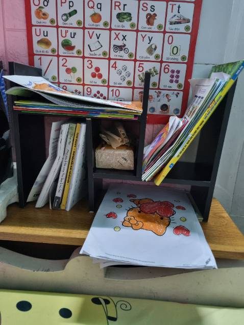 Dễ lắp ráp, tuy nhiên vì shop giao màu ngẫu nhiên nên k dc chọn theo ý. Kệ ráp xong không chắc chắn lắm, dù đã cố gắng bắt ốc cho chắc nhưng kệ vẫn hơi lỏng lẻo, sau khi ráp xong thì không chắc chắn lắm, bỏ ít sách đã nghiêng rồi