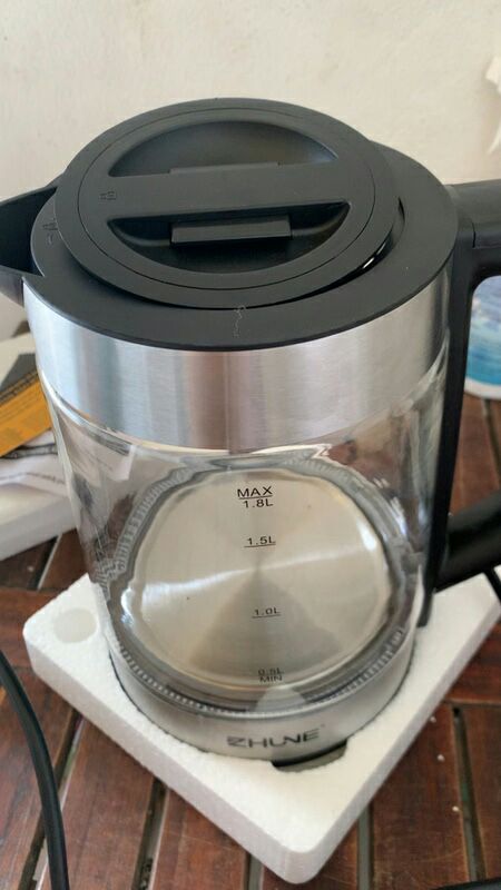 Ấm siêu tốc thuỷ tinh sợ giao hàng về bị nứt vỡ, nhưng shop bọc cẩn thận, giao hàng lại nhanh ổ cắm 2 chấu nên rất thuận tiện. Có cả thẻ bảo hành 2 năm, shop phản hồi tin nhắn rất nhanh nên thấy rất ưng ý vì thái độ phục vụ. Tầm giá này mua được ấm tốt mà còn đẹp như này là quá ok. Cho shop 5 sao lần sau ghe ủng hộ nữa nhé