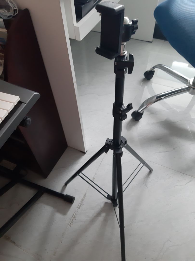 Mới đặt hàng hôm trước, hôm sau đã giao. Rất nhanh, hộp vận chuyển nên có lẽ vì thế mà bị hơi móp một tý nhưng không sao, chân kệ khá là chắc chắn. Có điều, phần kéo ra để cái điện thoại hơi bị cứng( vừa mới bị kẹp tay xong, nếu không cẩn thận). Còn lại thì rất okie. Dù bị mấy điểm trừ trên nhưng vẫn rất đáng nếu so với giá này là ổn rồi.