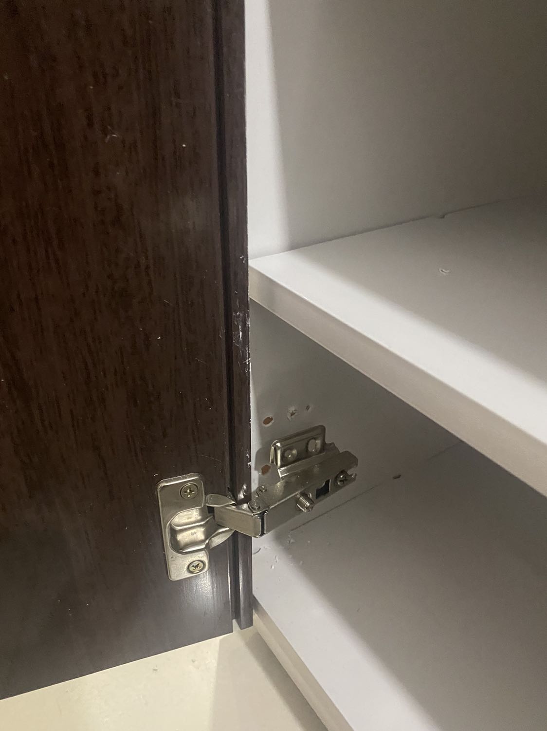 Shop giao cho khách khi mở ra các kệ bị rớt ra,mình đã gắn lại,còn cánh cửa cửa ốc vít rớt ra như hình,mình đã gọi liền cho giao hàng để quay lại xem tình trạng,giao hàng bảo ko sửa được nên chở về để đổi cái mới,giờ chở về rồi shop đỗ lỗi cho mình do mình ghịt ra nên hư,mình sức con gái sao ghịch văng ốc ra như vậy được,shop không 1 lời xin lỗi còn đỗ thừa khách,dịch vụ quá tệ,sản phẩm lỗi thì xin lỗi khách 1 tiếng,mình tin tưởng tiki nên hay mua đồ trên đây,giờ tình trạng này mình ko dám mua trên tiki nữa,shop nếu không đổi cái mới và không hoàn tiện lại cho mình thì mang lại tủ hư này trả lại mình,đừng im lạng coi thường khách hàng như vậy nhé shop