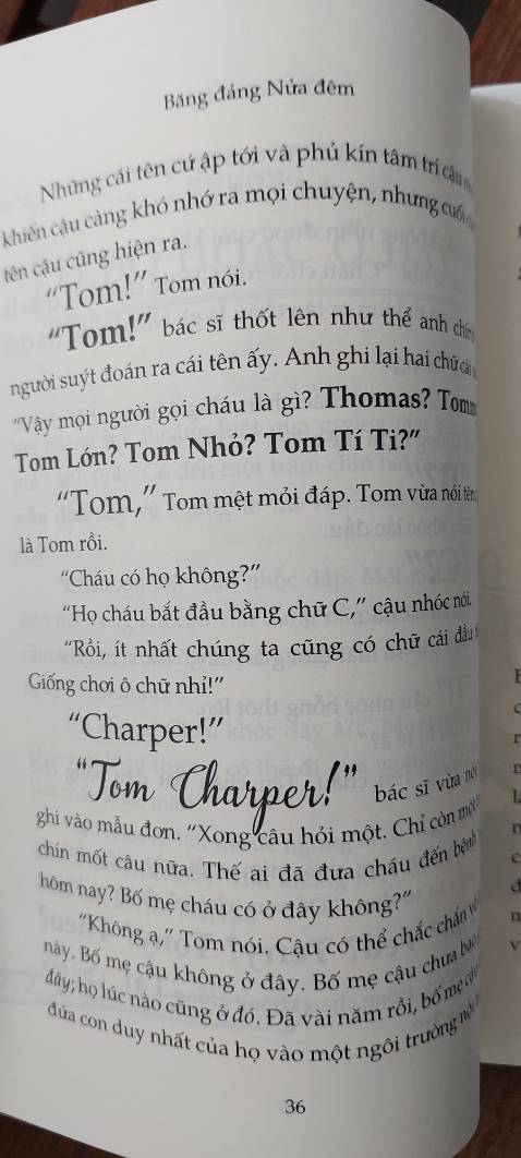 Mình mới đọc vài trang đầu nên chưa thể đưa ra nhận xét gì về nội dung, nhưng đánh giá của mình là sách có vài trang đầu giới thiệu nhân vật bối cảnh cho người đọc dễ hình dung thì cũng OK, nhưng khi vào nội dung từng chương thì chỉnh hiệu ứng khá khó chịu, chẳng hạn tiếng động hay tiếng la của nhân vật lại in đậm và phông chữ lớn hơn so với chữ khác, với cá nhân mình thấy khá bực và cảm thấy bị ngắt nhịp đọc, rối mắt không cần thiết