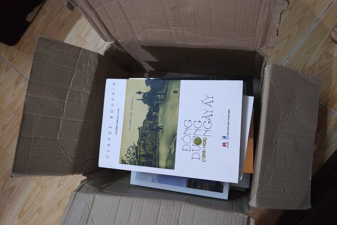 Mua sách nhiều lần rồi,1cuốn gói cũng kỹ,lần này mua những 12 cuốn mà bỏ đại vô cái thùng mỏng te.Dạo này tiki mần ăn tệ qúa.Chắc bán đắt qúa nên sơ sài cho xong.