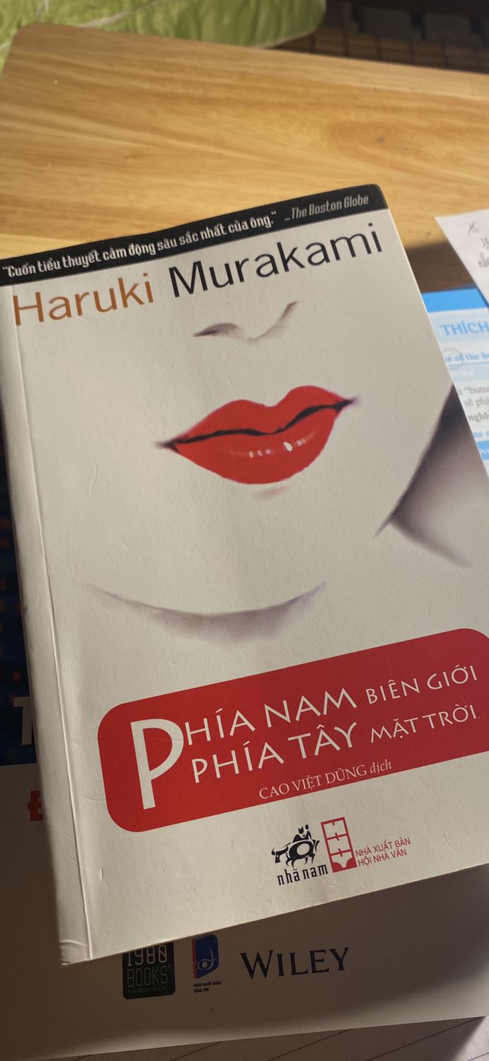 Đọc xong mấy tháng r giờ mới đánh giá. Rất thích các tác phẩm của Hurakami, ban đầu hơi khó hiểu nhưng càng đọc càng cuốn. Phía Nam biên giới phía Tây mặt trời có lẽ là tác phẩm mình cảm thấy dễ đọc nhất của ông. Tính cách, cãm dỗ, tình yêu, cảm xúc, tội lỗi,… người đọc thấy một thế giới nội tâm phức tạp của nhân vật. Có lúc tức giận, khó hiểu nhưng cuối cùng sẽ là cảm thông. Một tác phẩm đáng đọc của ông👍