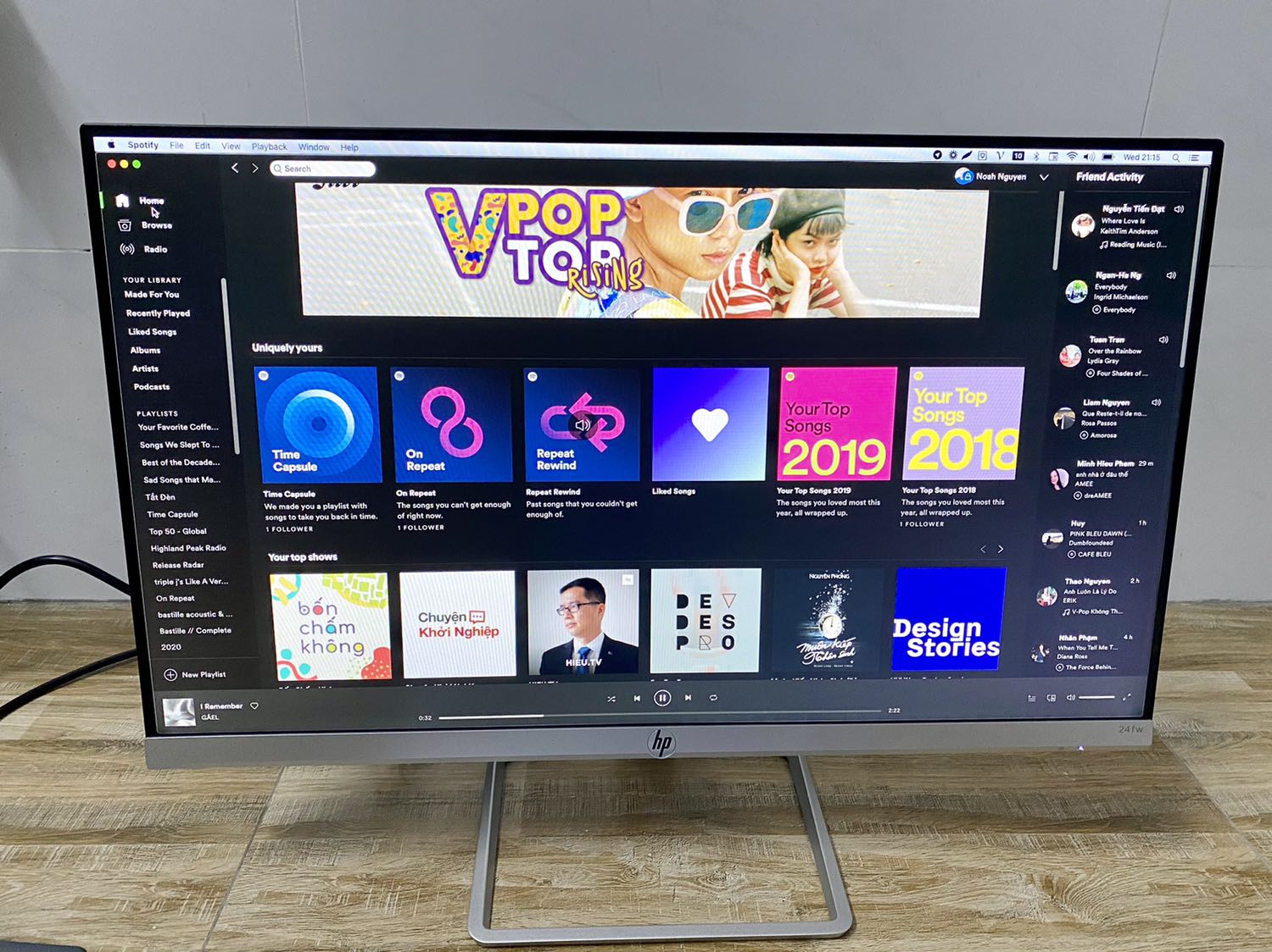 Cực kì hài lòng. Thích tất cả mọi thứ từ chất lượng cho tới kiểu dáng bo góc, chân đế nhôm rất vững chắc & sang trọng.

Lúc mở hộp ko để ý kĩ miếng giấy hướng dẫn nên loay hoay đọc manual hoài ko lắp ráp đc. Các bạn lưu ý đừng ngớ ngẩn như mình lol