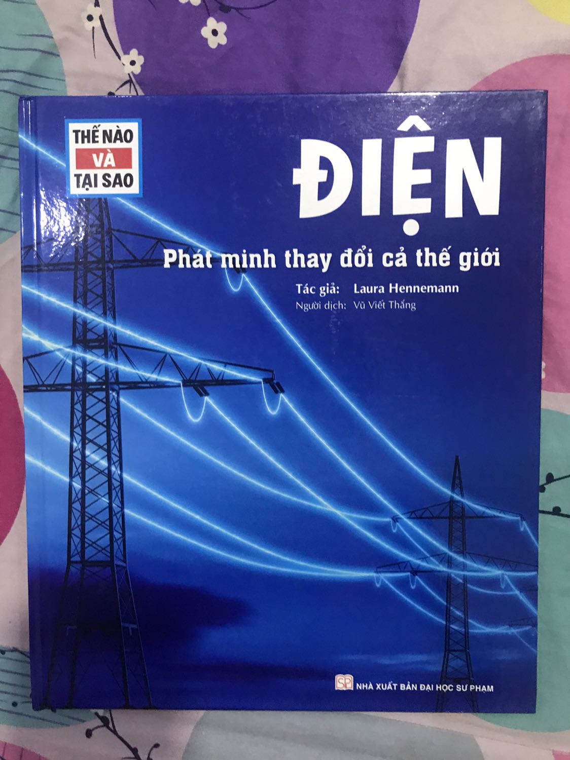 Sách bìa cứng, bên trong là giấy màu bóng, xịn nha. Kiến thức được viết rõ ràng, hình đẹp dễ cho bé đọc hiểu. Giao đủ & siêu nhanh. Mới đặt hôm nay là ngày mai giao tới liền. Fahasa quá đỉnh!