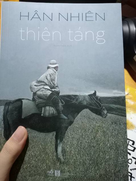 Hân Nhiên thì khỏi bàn, sách của tg này lúc nào cũng chất lượng hết, nhưng mà đóng gói sao mà... Xót xa quá vậy ạ, lúc mình nhận về chỉ mỗi sách không thôi, không có chống sốc hay gì luôn, nhma vì sách không bị làm sao nên mình cũng không để ý, mong cải thiện