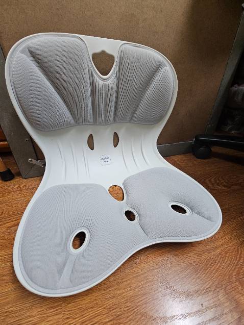 Bề mặt khá rộng. Ghế bền, chắc chắn, chịu lực tốt nhưng có vẻ khó lau chùi. Nên có tấm vải lót lưng.