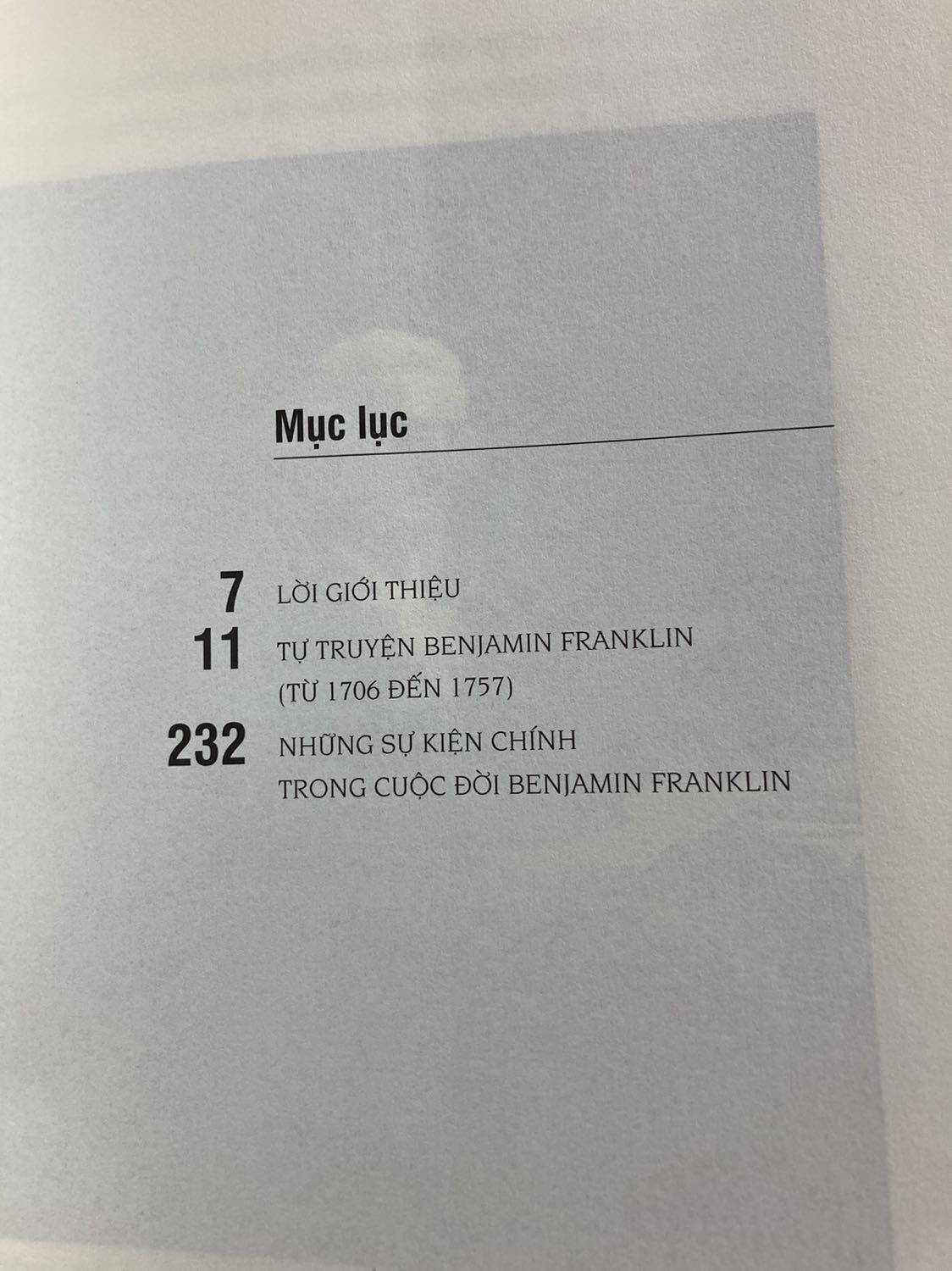 Benjamin Franklin thì bạn ko nên bỏ qua, ông là một trong những người được ngưỡng mộ và nhắc đến khá nhiều trên thế giới.
Sách được bọc kỹ và mới. Giấy như SGK :))

Mạch tư duy: Từ nguồn cội đến lúc ông trưởng thành và trải qua những biến cố cũng như bài học trong cuộc đời.

Điểm tiêu biểu: Cách ông tự quán chiếu cuộc đời mình và đi theo những nguyên tắc do ông tự đề ra (được học khi đọc sách nữa).

Nhận xét cá nhân: Cách ông áp dụng khá giống với trong các đạo nhắc đến sự quán chiếu bản thân. Với những đóng góp to lớn cho nhân loại bằng cách luôn nghĩ cách giúp tốt hơn cho con người, mình nghĩ ai cũng làm được nhưng chỉ khi có sự không vị kỷ trong con người mình.

Love.!