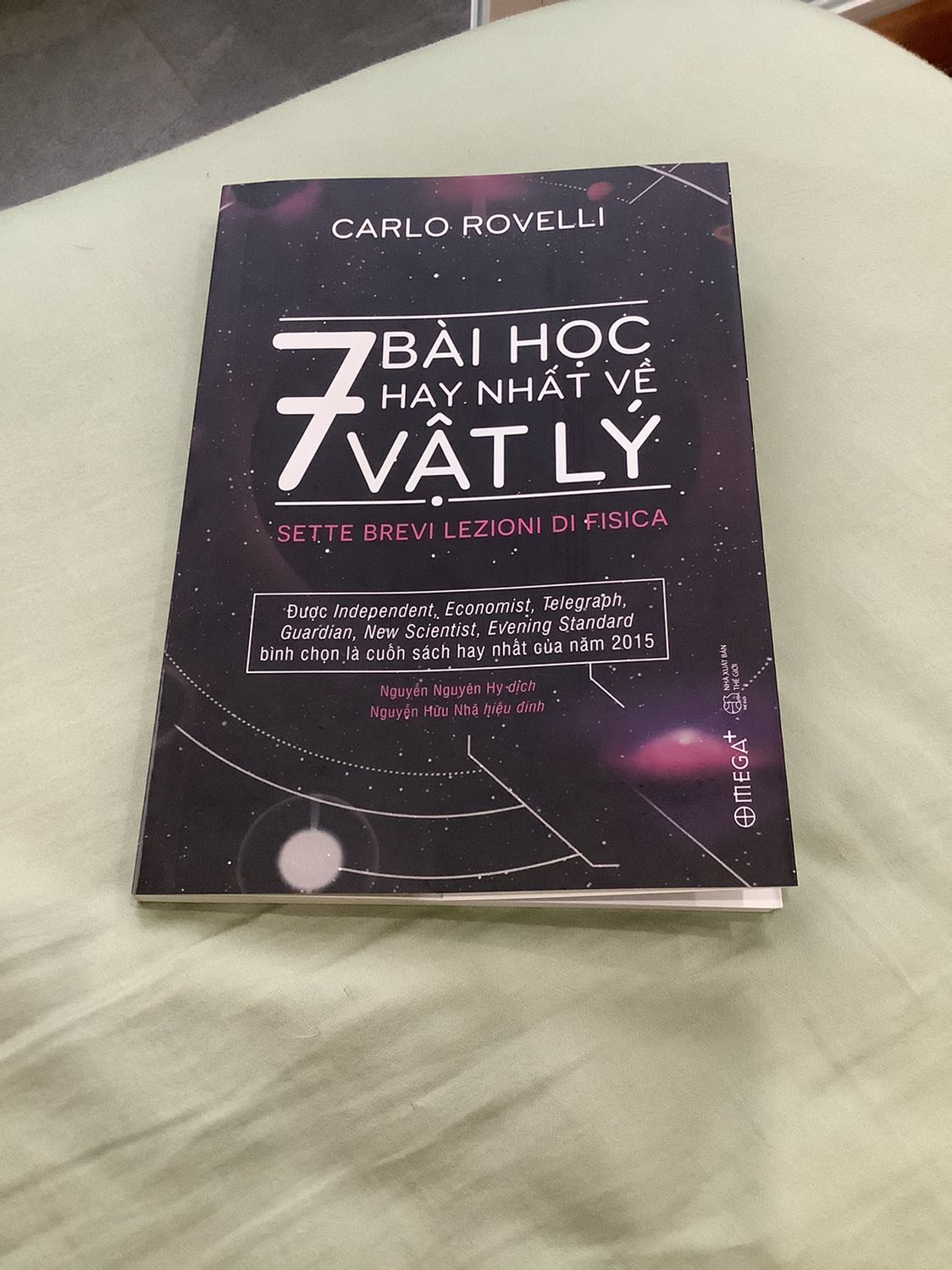 Đúng như lời giới thiệu ở bìa sau của sách "Nếu bất kì cuốn sách khoa học nào cũng được viết hay và dễ hiểu như 7 bài học về vật lý thì chúng ta sẽ say mê và hứng thú khám phá khoa học tự nhiên hơn nhiều". Những kiến thức tưởng như chỉ có thể dành cho những nhà khoa học lão làng đã được tóm gọn bằng những câu chuyện với ngôn từ không thể dễ hiểu hơn. Từ tận xa xăm trong vũ trụ đến những cấu trúc tạo nên từng vật thể trong thế giới, tất cả đều phải tuân theo quy luật tự nhiên. Và kể cả chính chúng ta, những con người đang khao khát được hiểu biết tường tận những quy luật đó cũng là một phần của tạo hoá, không thể nào tách rời được. Cuốn sách đã giúp tôi tìm lại cảm hứng học hỏi về lĩnh vực vật lý nói riêng cũng như ngành khoa học nói chung mà tôi ngỡ như mình đã đánh mất ở giảng đường. Xin cảm ơn tác giả.