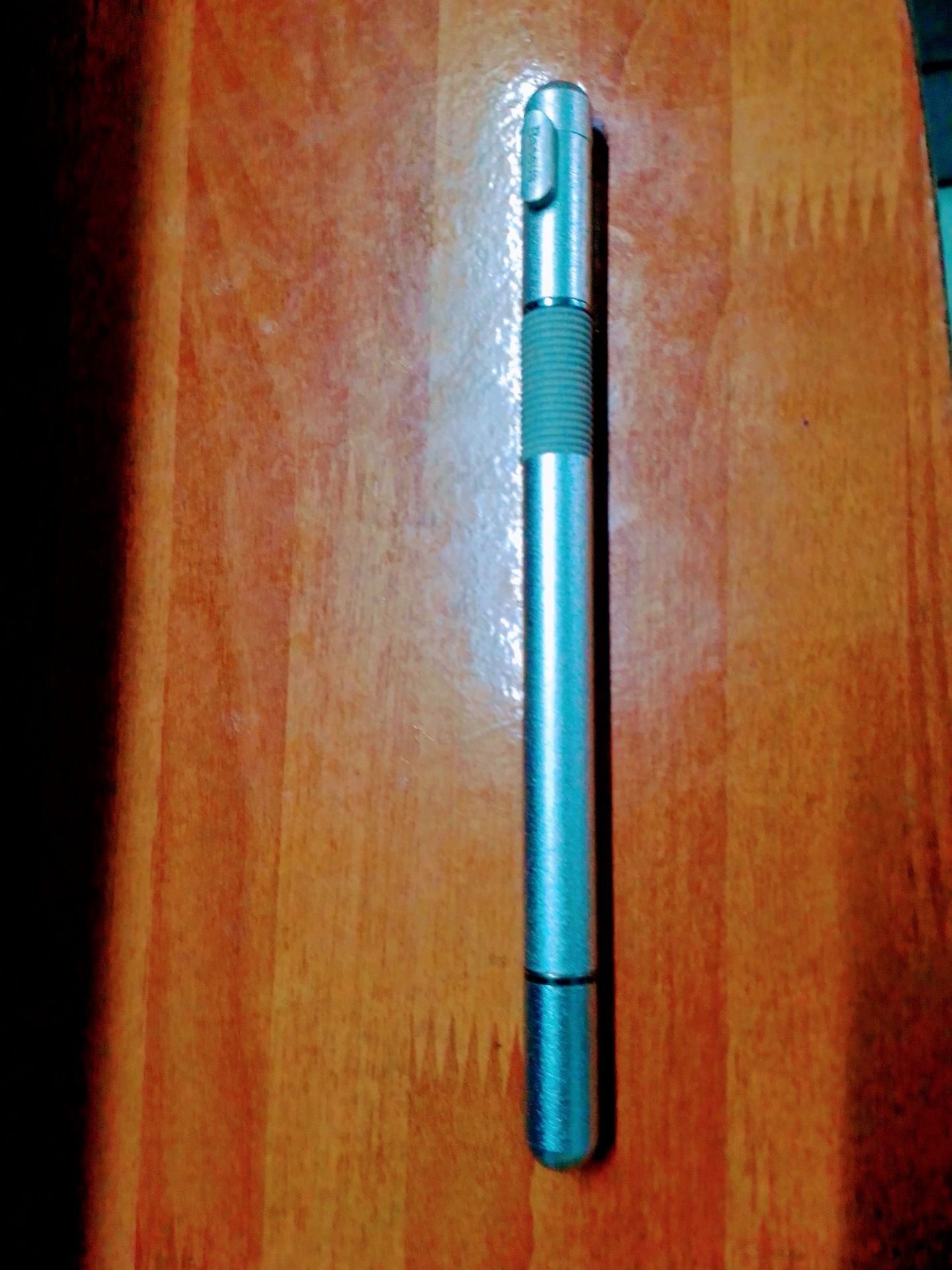 mới mua về mất một chút thời gian để làm quen, có 2 đầu sử dụng rất tiện,l(1 đầu cảm ứng, 1 đầu bứt bi và có tặng kèm theo một đầu thay đổi của bên đầu cảm ứng) sản phẩm này rất thích hợp với mọi người và đặt biệt đối với các bạn thích vẽ. Nói chung là một sản phẩm rất tốt....