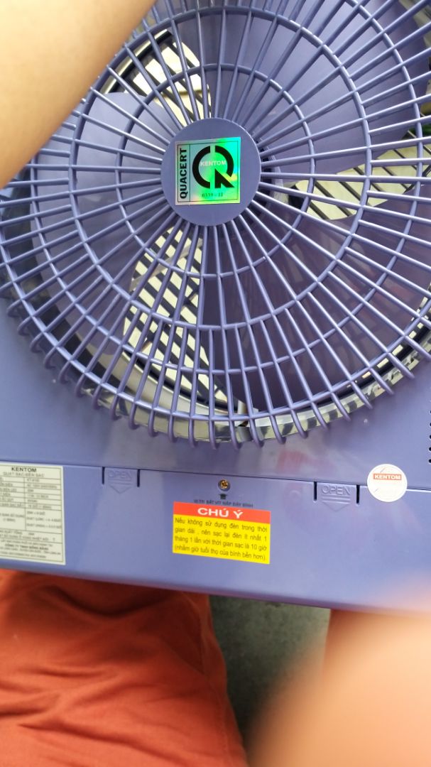 quạt gió mạnh. mát cũng tương đối rộng.  chỉ khác hình ở cái nút điều khiển. trên thực tế là nút bấm chứ ko phải gạt đẩy. chưa *** thời gian quạt max là mấy giờ nhưng mình sạc 1 đêm. xài mấy hôm rồi mà chưa thấy yếu. nhà có con nhỏ nên mua 1 cái.phòng khi mất điện